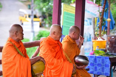 Turistler ve nehir görünümünü ve çevresindeki topluluklar barajın Pzt Bridge Khao Laem Barajı, Sangklaburi, Thailand.2018, 5 Mayıs oteller
