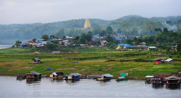 Toeristen Uitzicht Rivier Omliggende Gemeenschappen Van Dam Nabij Mon Brug — Stockfoto