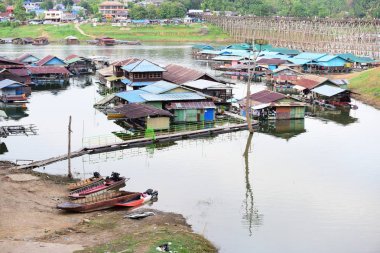 Turistler ve nehir görünümünü ve çevresindeki topluluklar barajın Pzt Bridge Khao Laem Barajı, Sangklaburi, Thailand.2018, 5 Mayıs oteller