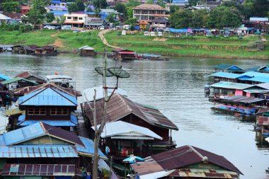 Turistler ve nehir görünümünü ve çevresindeki topluluklar barajın Pzt Bridge Khao Laem Barajı, Sangklaburi, Thailand.2018, 5 Mayıs oteller