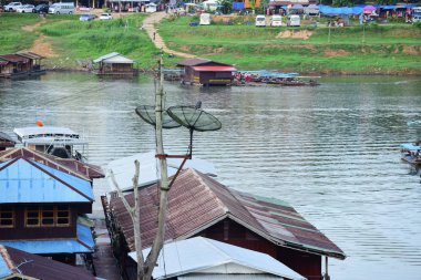 Turistler ve nehir görünümünü ve çevresindeki topluluklar barajın Pzt Bridge Khao Laem Barajı, Sangklaburi, Thailand.2018, 5 Mayıs oteller