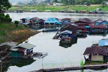 Turistler ve nehir görünümünü ve çevresindeki topluluklar barajın Pzt Bridge Khao Laem Barajı, Sangklaburi, Thailand.2018, 5 Mayıs oteller