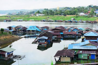 Turistler ve nehir görünümünü ve çevresindeki topluluklar barajın Pzt Bridge Khao Laem Barajı, Sangklaburi, Thailand.2018, 5 Mayıs oteller