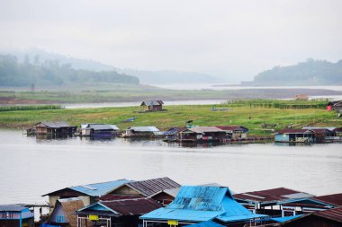 Turistler ve nehir görünümünü ve çevresindeki topluluklar barajın Pzt Bridge Khao Laem Barajı, Sangklaburi, Thailand.2018, 5 Mayıs oteller
