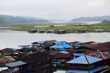 Turistler plajda yüzüyor. Ve kumlu plaj boyunca yürüyüş yapın. Şemsiye plajda, Sattahip, Chonburi, Tayland tarihinde 28 Nisan 2018 yağmur fırtına ile yağmurlu bir gün kullanmanız gerekir.