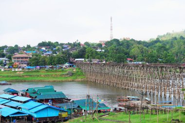 Turistler ve nehir görünümünü ve çevresindeki topluluklar barajın Pzt Bridge Khao Laem Barajı, Sangklaburi, Thailand.2018, 5 Mayıs oteller