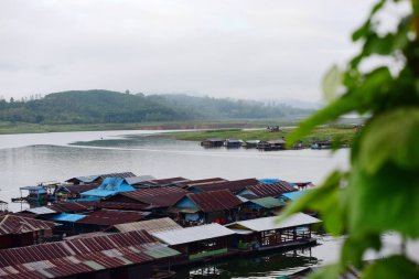 Turistler ve nehir görünümünü ve çevresindeki topluluklar barajın Pzt Bridge Khao Laem Barajı, Sangklaburi, Thailand.2018, 5 Mayıs oteller