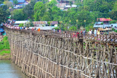 Turistler ve nehir görünümünü ve çevresindeki topluluklar barajın Pzt Bridge Khao Laem Barajı, Sangklaburi, Thailand.2018, 5 Mayıs oteller
