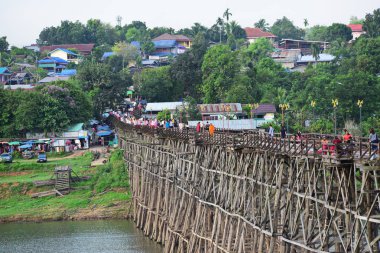 Turistler ve nehir görünümünü ve çevresindeki topluluklar barajın Pzt Bridge Khao Laem Barajı, Sangklaburi, Thailand.2018, 5 Mayıs oteller