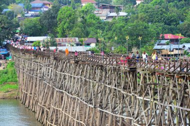Turistler ve nehir görünümünü ve çevresindeki topluluklar barajın Pzt Bridge Khao Laem Barajı, Sangklaburi, Thailand.2018, 5 Mayıs oteller