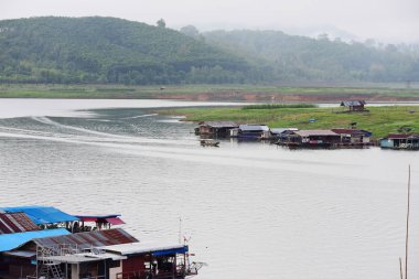 Turistler plajda yüzüyor. Ve kumlu plaj boyunca yürüyüş yapın. Şemsiye plajda, Sattahip, Chonburi, Tayland tarihinde 28 Nisan 2018 yağmur fırtına ile yağmurlu bir gün kullanmanız gerekir.