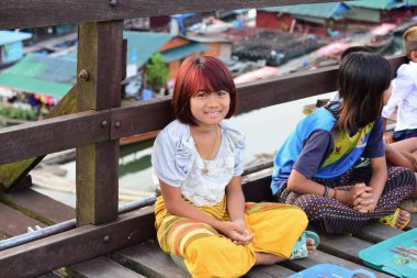 Turistler ve nehir görünümünü ve çevresindeki topluluklar barajın Pzt Bridge Khao Laem Barajı, Sangklaburi, Thailand.2018, 5 Mayıs oteller