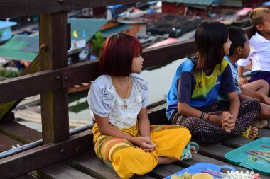 Turistler plajda yüzüyor. Ve kumlu plaj boyunca yürüyüş yapın. Şemsiye plajda, Sattahip, Chonburi, Tayland tarihinde 28 Nisan 2018 yağmur fırtına ile yağmurlu bir gün kullanmanız gerekir.