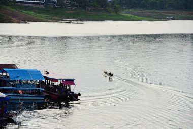 Turistler ve nehir görünümünü ve çevresindeki topluluklar barajın Pzt Bridge Khao Laem Barajı, Sangklaburi, Thailand.2018, 5 Mayıs oteller