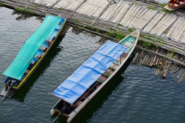 Turistler ve nehir görünümünü ve çevresindeki topluluklar barajın Pzt Bridge Khao Laem Barajı, Sangklaburi, Thailand.2018, 5 Mayıs oteller