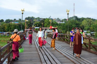 Nehir ve Khao Laem Barajı, Sangklaburi, Tayland Pzt köprüde baraja çevreleyen toplulukların görünümü.