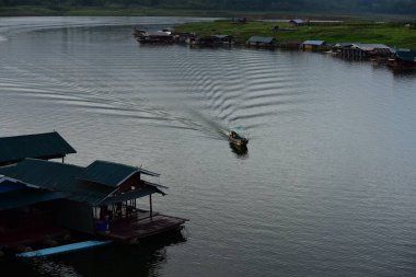 Nehir ve Khao Laem Barajı, Sangklaburi, Tayland Pzt köprüde baraja çevreleyen toplulukların görünümü.