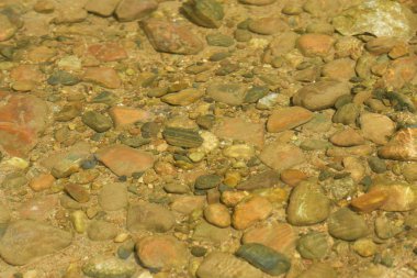 Berrak su akışındaki kayalar Arka plan görüntüsü olarak kullanın.