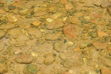 Güneşli bir günde taş su arka plan