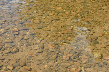 Berrak su akışındaki kayalar Arka plan görüntüsü olarak kullanın.