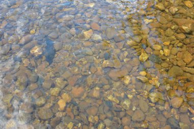 Berrak su akışındaki kayalar Arka plan görüntüsü olarak kullanın.