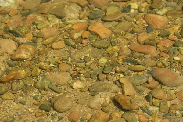 Berrak su akışındaki kayalar Arka plan görüntüsü olarak kullanın.