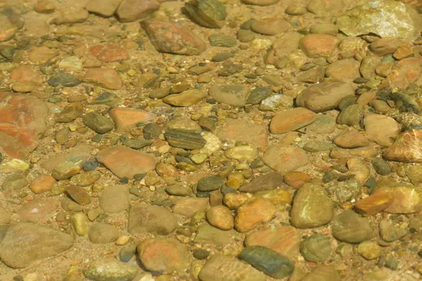 Berrak su akışındaki kayalar Arka plan görüntüsü olarak kullanın.