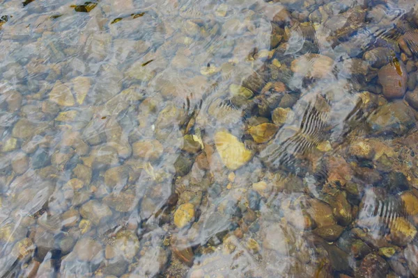 Berrak su akışındaki kayalar Arka plan görüntüsü olarak kullanın.