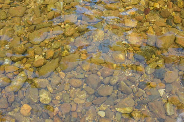 Berrak su akışındaki kayalar Arka plan görüntüsü olarak kullanın.