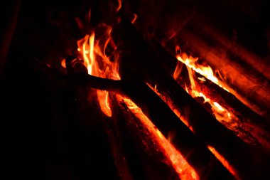 Ormanın ortasında Yakılan ateş.