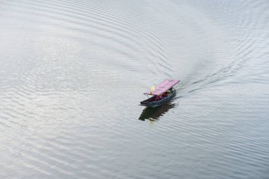 Turistler ve nehir görünümünü ve çevresindeki topluluklar barajın Pzt Bridge Khao Laem Barajı, Sangklaburi, Thailand.2018, 5 Mayıs oteller