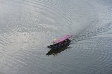 Turistler ve nehir görünümünü ve çevresindeki topluluklar barajın Pzt Bridge Khao Laem Barajı, Sangklaburi, Thailand.2018, 5 Mayıs oteller
