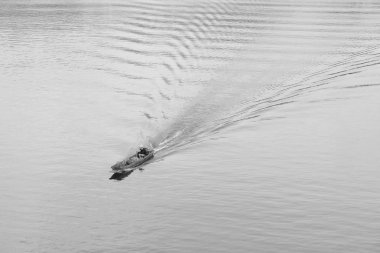 Turistler ve nehir görünümünü ve çevresindeki topluluklar barajın Pzt Bridge Khao Laem Barajı, Sangklaburi, Thailand.2018, 5 Mayıs oteller