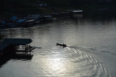 Turistler ve nehir görünümünü ve çevresindeki topluluklar barajın Pzt Bridge Khao Laem Barajı, Sangklaburi, Thailand.2018, 5 Mayıs oteller
