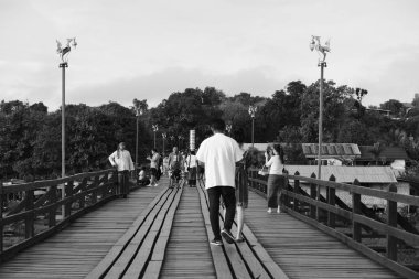Turistler ve nehir görünümünü ve çevresindeki topluluklar barajın Pzt Bridge Khao Laem Barajı, Sangklaburi, Thailand.2018, 5 Mayıs oteller