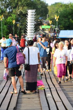 Turistler plajda yüzüyor. Ve kumlu plaj boyunca yürüyüş yapın. Şemsiye plajda, Sattahip, Chonburi, Tayland tarihinde 28 Nisan 2018 yağmur fırtına ile yağmurlu bir gün kullanmanız gerekir.