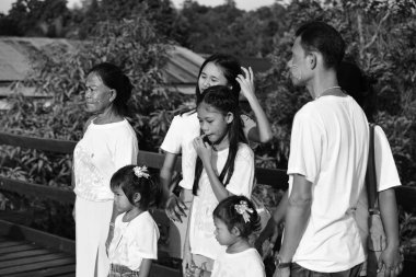Turistler plajda yüzüyor. Ve kumlu plaj boyunca yürüyüş yapın. Şemsiye plajda, Sattahip, Chonburi, Tayland tarihinde 28 Nisan 2018 yağmur fırtına ile yağmurlu bir gün kullanmanız gerekir.