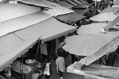 Tarih 05/05/2018: çocukları hazırlamak Tanaka iyilik ve damga için turist Sangkhlaburi, ahşap Pzt köprüsünde sabah gününde Mon Thailand.Mon çocuklara Tay Myanmar giymiş sınır yerel olarak.