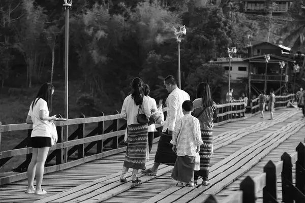 Τουρίστες Είναι Κολύμπι Στην Παραλία Και Κάντε Μια Βόλτα Κατά — Φωτογραφία Αρχείου