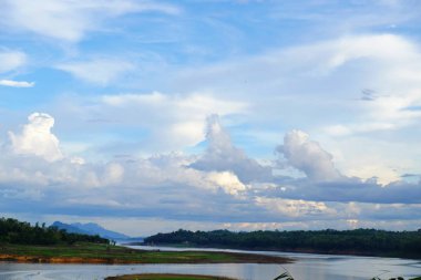 Renkli gökyüzü güneş önce akşam düşen zaman. Turistler ve nehir görünümünü ve çevresindeki topluluklar barajın Khao Laem Barajı, Sangklaburi, Thailand.2018 Mayıs Pzt Bridge yakınındaki