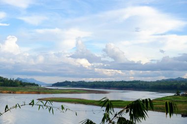 Renkli gökyüzü güneş önce akşam düşen zaman. Turistler ve nehir görünümünü ve çevresindeki topluluklar barajın Khao Laem Barajı, Sangklaburi, Thailand.2018 Mayıs Pzt Bridge yakınındaki