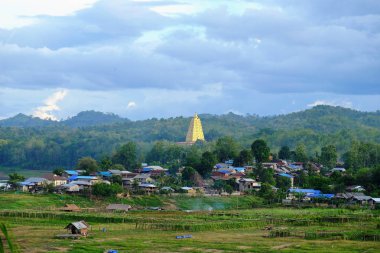Renkli gökyüzü güneş önce akşam düşen zaman. Turistler ve nehir görünümünü ve çevresindeki topluluklar barajın Khao Laem Barajı, Sangklaburi, Thailand.2018 Mayıs Pzt Bridge yakınındaki