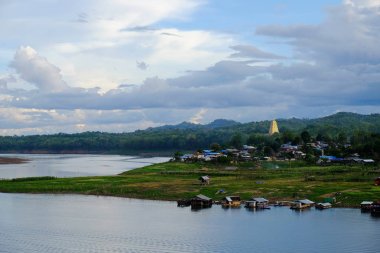 Gündoğumu veya günbatımı dağ, sabahın erken saatlerinde. Altın, güzel ve renkli gökyüzüdür. Güneş battığında, güneşin battığı. Toprak yol ve yeşil ağaçlar girişidir.