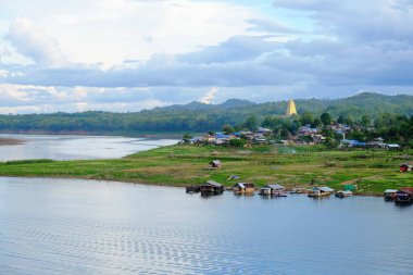 Gündoğumu veya günbatımı dağ, sabahın erken saatlerinde. Altın, güzel ve renkli gökyüzüdür. Sahne bir altın sarı gökyüzü güzel bulutlar, su barajlar ve tekneler, köylüler ve toplum konut vardır.