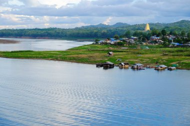 Renkli gökyüzü güneş önce akşam düşen zaman. Turistler ve nehir görünümünü ve çevresindeki topluluklar barajın Khao Laem Barajı, Sangklaburi, Thailand.2018 Mayıs Pzt Bridge yakınındaki