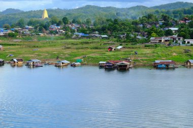 Renkli gökyüzü güneş önce akşam düşen zaman. Turistler ve nehir görünümünü ve çevresindeki topluluklar barajın Khao Laem Barajı, Sangklaburi, Thailand.2018 Mayıs Pzt Bridge yakınındaki