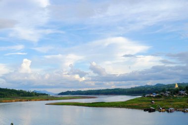 Gündoğumu veya günbatımı dağ, sabahın erken saatlerinde. Altın, güzel ve renkli gökyüzüdür. Sahne bir altın sarı gökyüzü güzel bulutlar, su barajlar ve tekneler, köylüler ve toplum konut vardır.