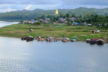Gündoğumu veya günbatımı dağ, sabahın erken saatlerinde. Altın, güzel ve renkli gökyüzüdür. Sahne bir altın sarı gökyüzü güzel bulutlar, su barajlar ve tekneler, köylüler ve toplum konut vardır.