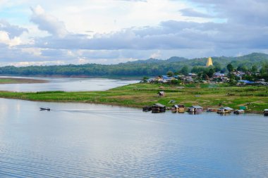 Gündoğumu veya günbatımı dağ, sabahın erken saatlerinde. Altın, güzel ve renkli gökyüzüdür. Sahne bir altın sarı gökyüzü güzel bulutlar, su barajlar ve tekneler, köylüler ve toplum konut vardır.