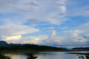Renkli gökyüzü güneş önce akşam düşen zaman. Turistler ve nehir görünümünü ve çevresindeki topluluklar barajın Khao Laem Barajı, Sangklaburi, Thailand.2018 Mayıs Pzt Bridge yakınındaki